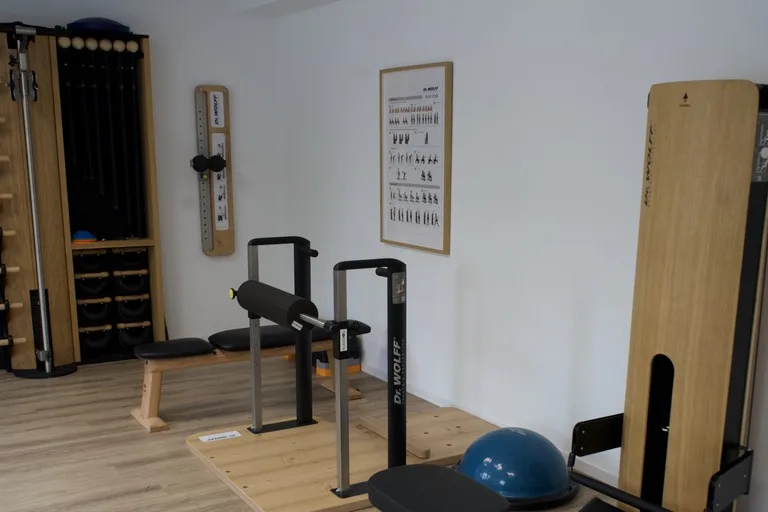 Trainingsfläche mit Sprossenwand, Bank und Beinpresse
