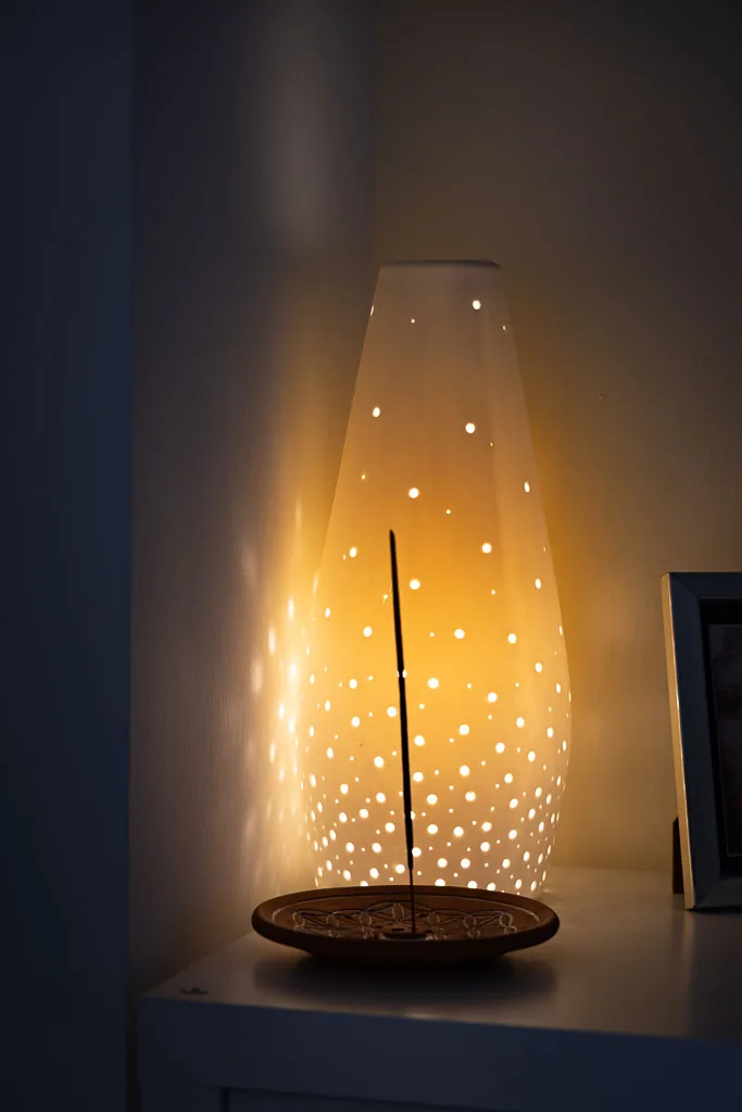 Leuchtende Keramiklampe mit Räucherstäbchen im Therapiezentrum Barop