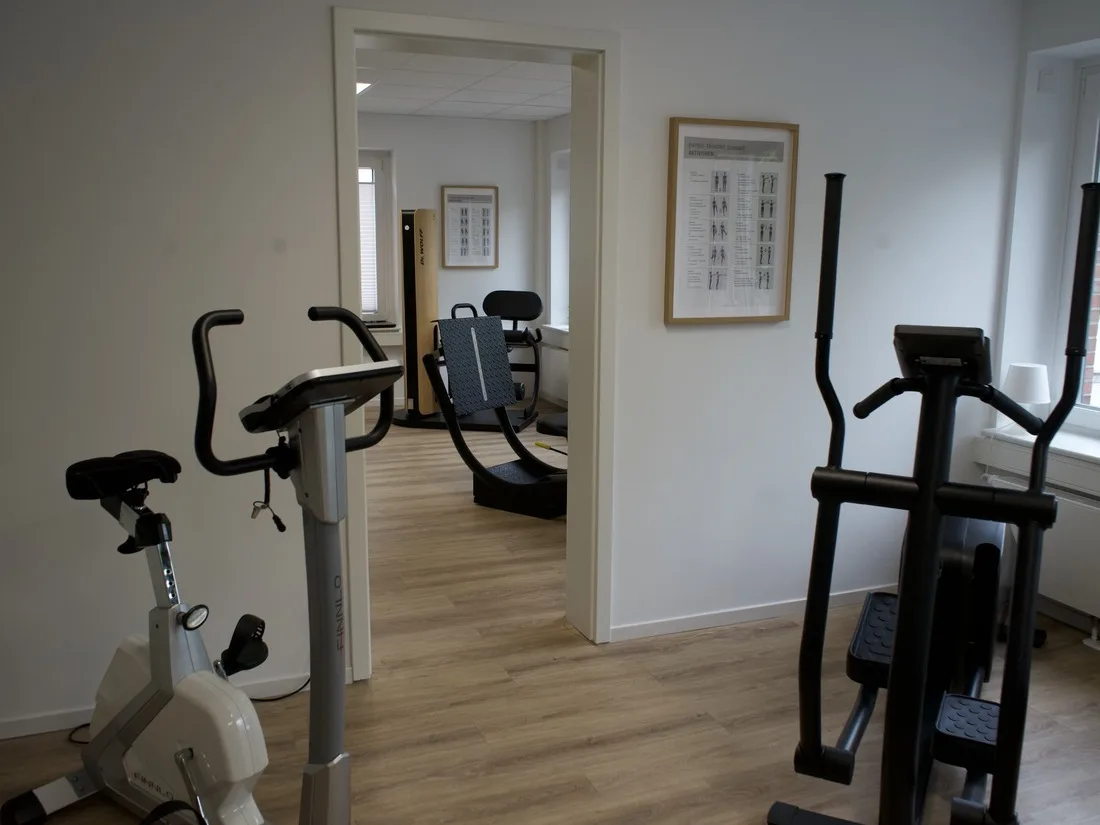 Ergometer und Crosstrainer im Ausdauerbereich des Therapiezentrums Barop