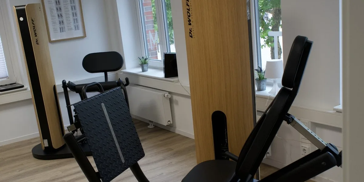 Blick über die Trainingsgeräte im Geräteraum des Therapiezentrums Barop